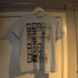 Ljusblå Daniel Stern tee - Ganska cool tee, står XL på den men passar S/M