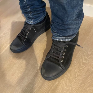 Lanvins - Hej! Säljer nu ett par helt marinblå lanvins i ett okej skick (5,5/10). Längst fram är de repade och de har en skada på ena hälen. Har tyvärr ingen box eller liknande. De är i storlek 41/42. Tveka inte på att komma med frågor eller prisförslag!😊Mvh Otto.