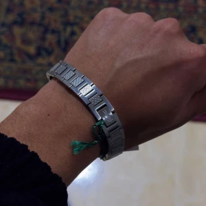 Silverfärgat armband från Lacoste - Hej säljer min Lacoste armband Bara testat ett par gånger, fortfarande i nyskick.Kommer med originalask och påse.Snygg, stilren modell med Lacoste-logga – perfekt till både vardag och fest. Köpt för 1100  sommaren 2024 