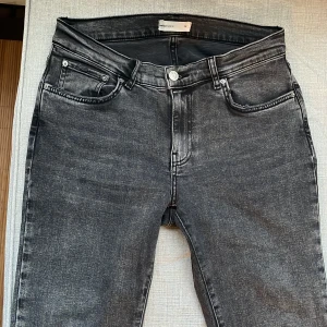 Gråa jeans från Gina Tricot  - Säljer ett par gråa jeans från Gina Tricot i modellen low bootcut .Perfekta för en stilren vardagslook. Använt endast 1 gång så praktiskt taget helt nya. 