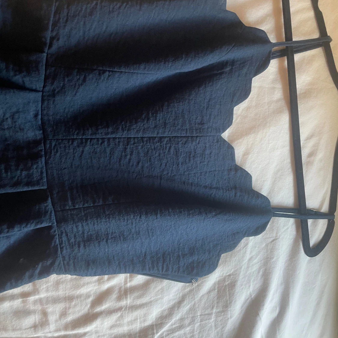 Marinblå klänning med vågig urringning - 1