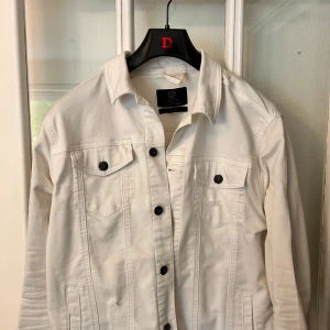 Overshirt/ jeansjacka  - En otroligt skön och snygg jacka för vår/ sommar dagar.