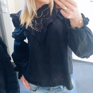 Svart Blus - Superfin svart blus från bikbok 💕💕💕kan gå lite ner i pris vid snabbt köp!