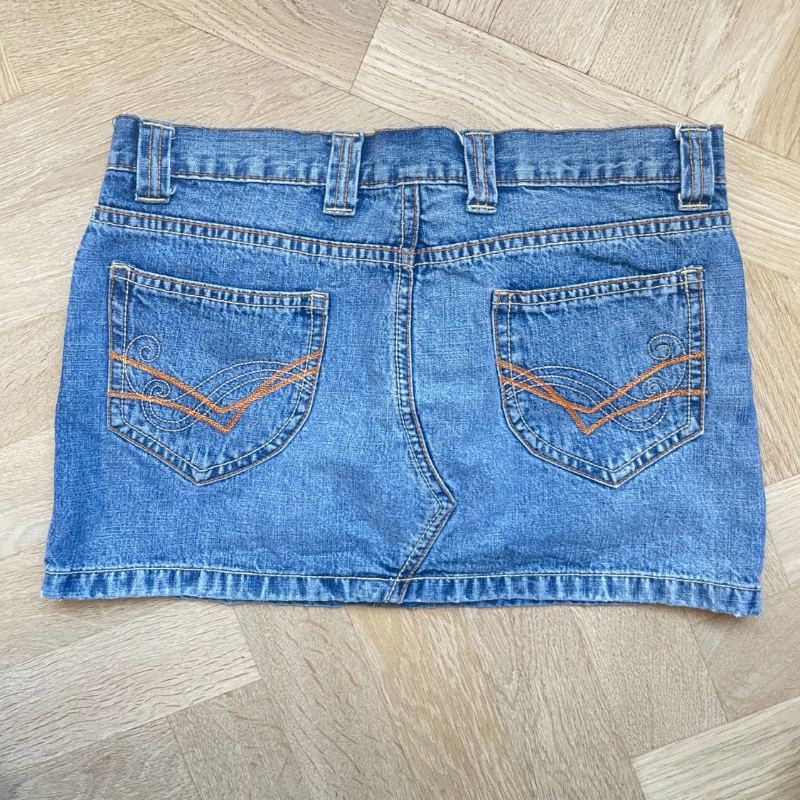 Jeanskjol med röda detaljer - 2