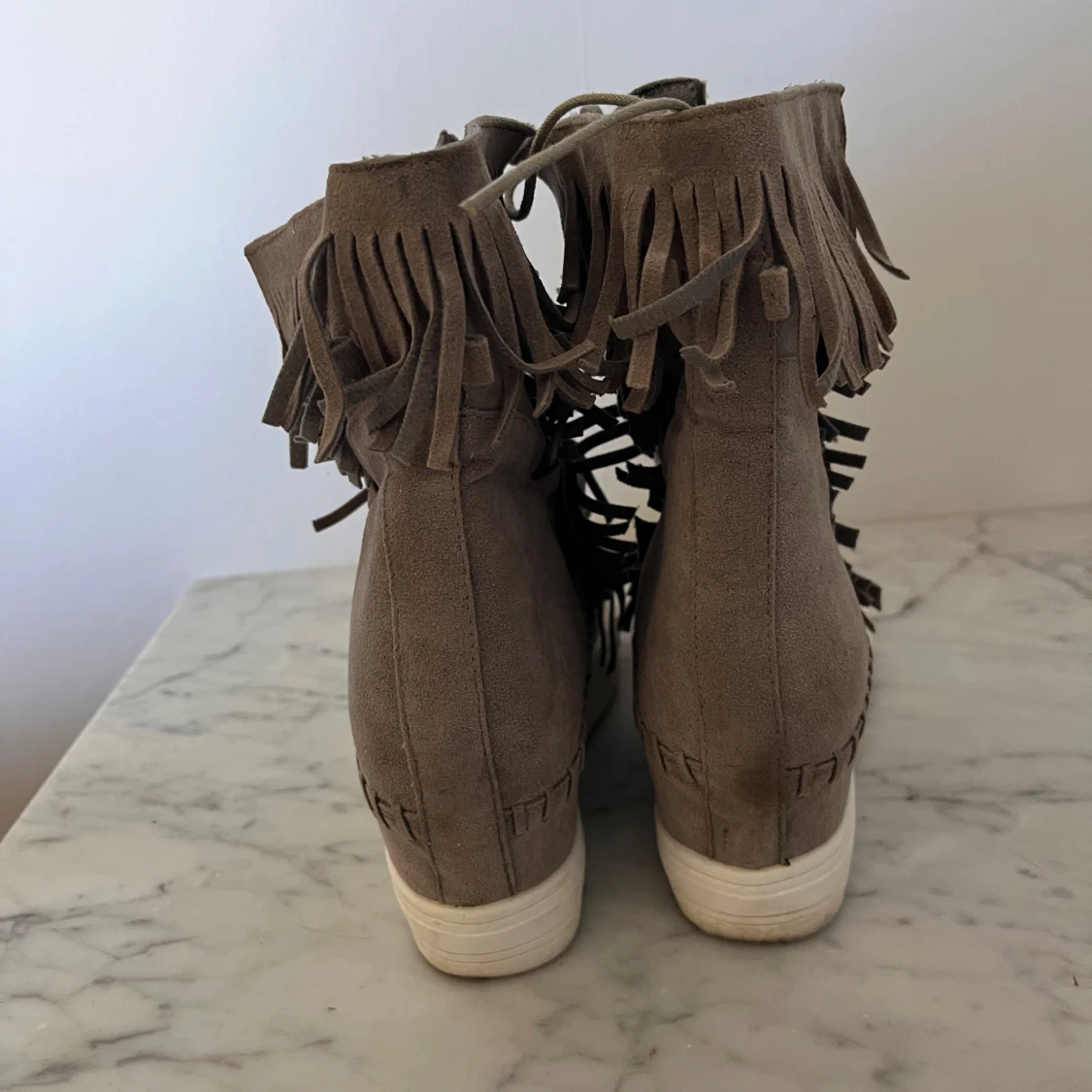 Grå mockaboots med fransar - 3