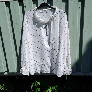 Tunn blus med prickar o volang - Tunn blus från NAKD med prickar o volang