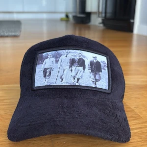Velvet keps - Säljer en svart velvet keps från Emilio Pendeza, org pris 499. Fenor lite sliten, den har fått en röd färg på märket och några plupar har gått sönder, men det är bara att tejpa med eltejp om du har mindre huvud
