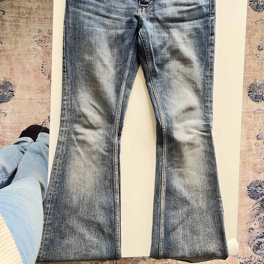 Blå bootcut jeans med slitningar - 1