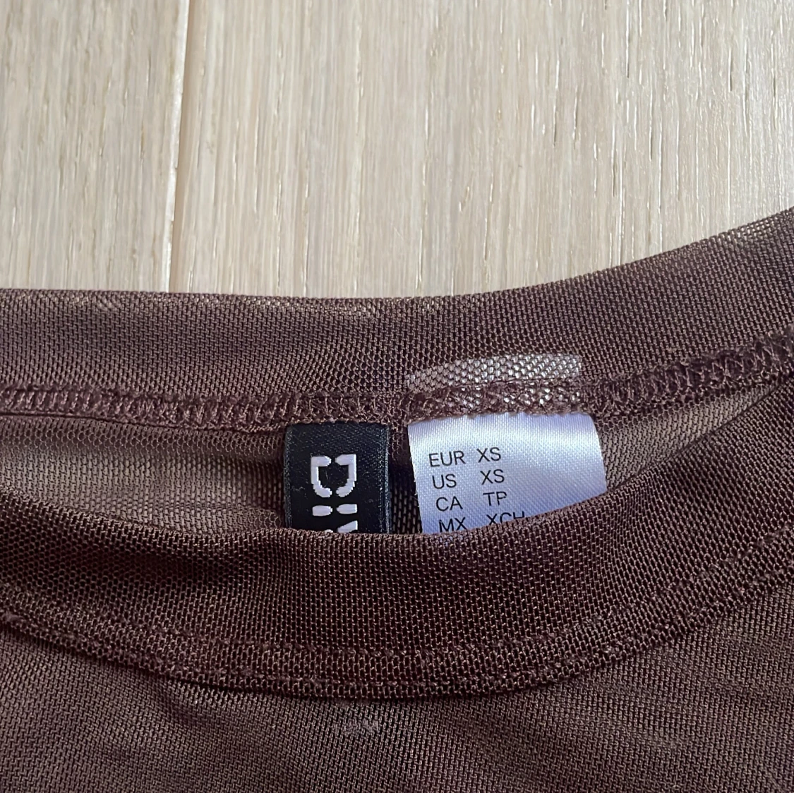 Brun mesh topp med texten 'Obsessed' från Divided - 2