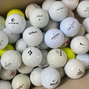 Floridabollar 50st - En samling golfbollar från olika märken som Titleist, Wilson, Bridgestone och Nike. Perfekt för dig som vill fylla på golfbagen med bollar.  Bra skick! Men är otvättade. Gör att tvätta bort. C skick!                                                                