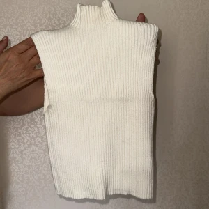 Vit ribbad stickad väst med polokrage - Vit stickad topp💕