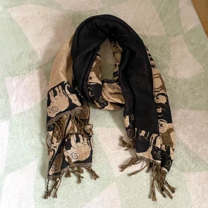 halsduk - rektangelformad • ca 70x180 cm  #aesthetic #y2k #2000s #cheetah #boho #chic 