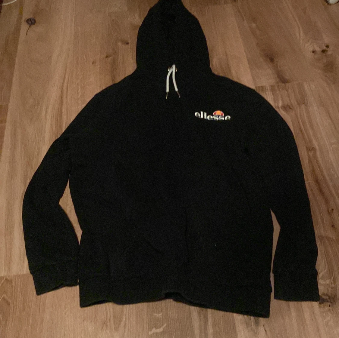 Svart hoodie från Ellesse