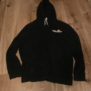 Svart hoodie från Ellesse - Fint skick. Finns liknande tröjor i min profil.