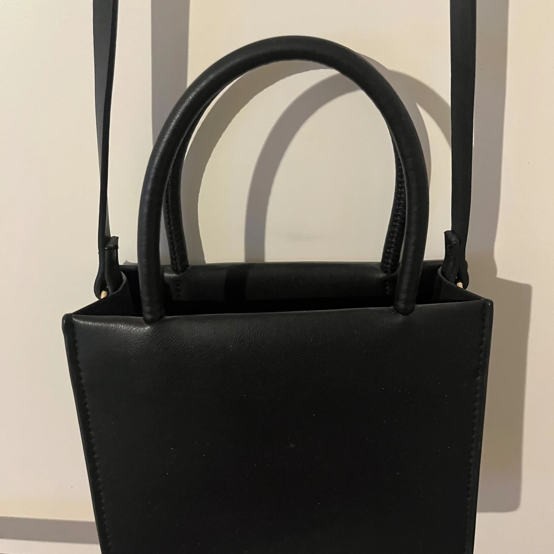 Svart axelväska i minimalistisk design  - 1