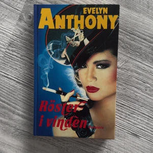 Röster i vinden Evelyn Anthony  -  Perfekt för dig som gillar berättelser med starka karaktärer och historiska inslag. Boken är skriven av Evelyn Anthony och passar dig som vill ha något fängslande och romantiskt att läsa.
