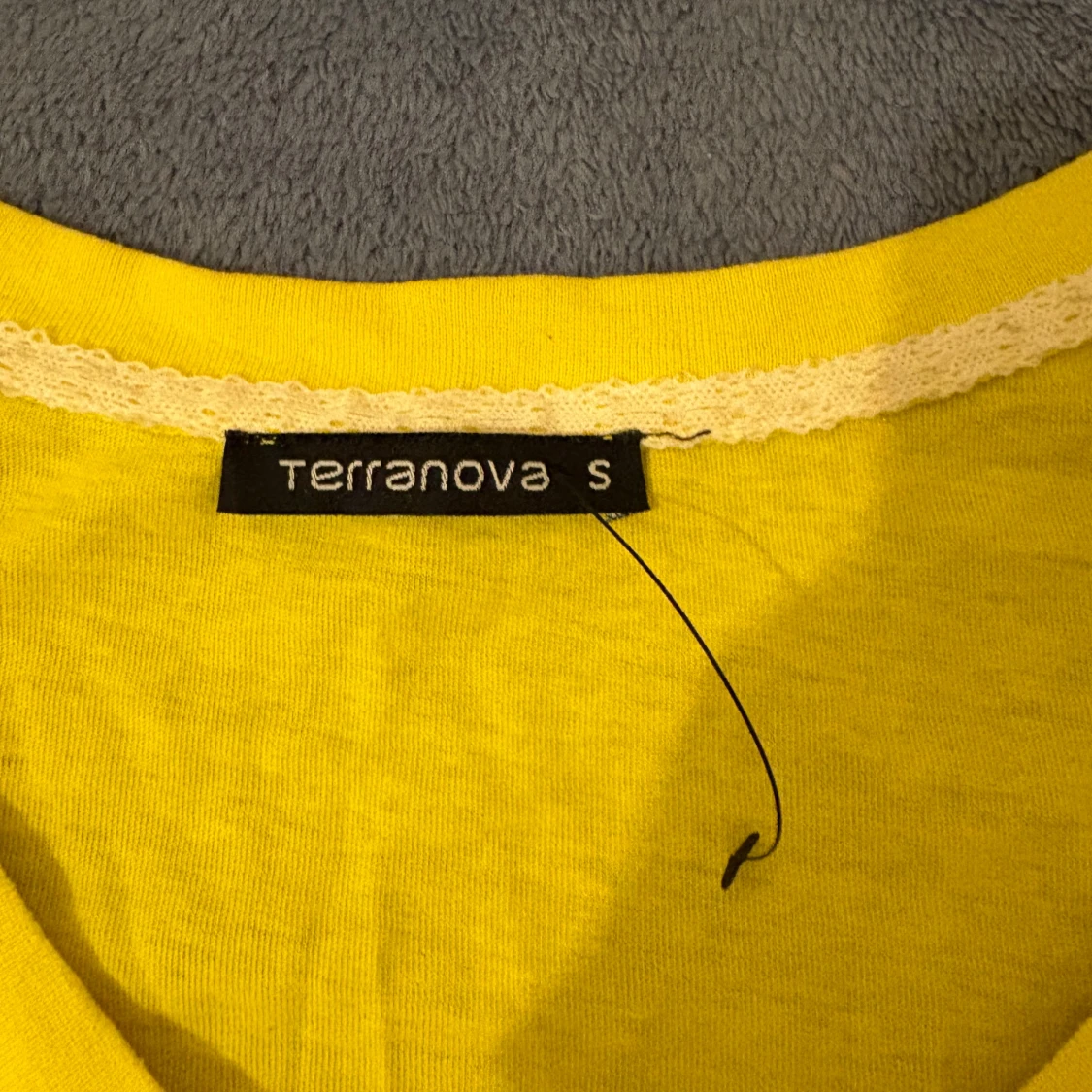 Gul t-shirt med v-ringning från Terranova - 1