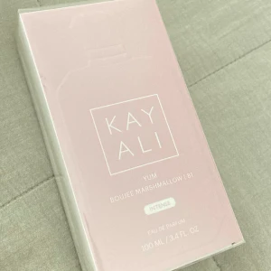 Kayali Yum Boujee Marshmallow 81 Intense Eau de Parfum - Kayali Yum Boujee Marshmallow 81 Intense är en parfym i en ljusrosa förpackning. Doften är söt och gourmand med inslag av marshmallow. Flaskan rymmer 100 ml och är en Eau de Parfum.