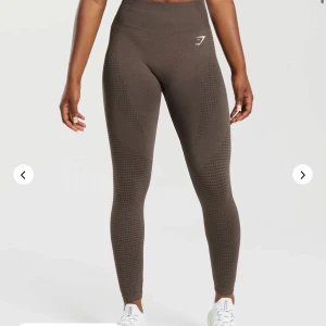 Bruna seamless tights från Gymshark - Säljer ett par bruna seamless tights från Gymshark med hög midja och tight passform. Byxorna har diskret mönster i materialet och en liten logga framtill vid höften. Perfekta för träning eller gymmet.