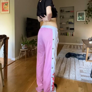 Coola byxor - Coola lågmidjade byxor🌺 Midjemått tvärs över: 39cm, Innerbenslängd: 80cm