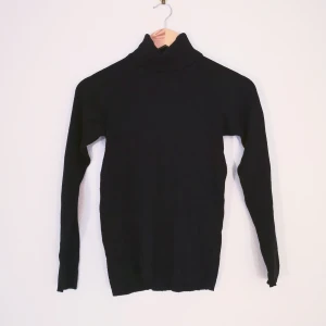 Cubus polotröja strl S - Ribbad, stickad svart polotröja från Cubus. Står strl L men känns som S. Bredd 40cm, längd från axel 53cm, stretchigt material. 