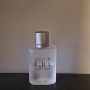 Acqua di Giò Pour Homme Eau de Toilette pris kan diskuteras - Fräsch och tidlös herrparfym från Giorgio Armani. Flaskan är frostad och rektangulär med silverfärgad kork. Doften är lätt, akvatisk och citrusfräsch, perfekt för dig som gillar klassiska och eleganta parfymer.