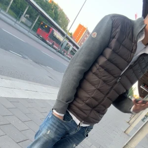 Brun dunväst med grå ärmar från Moncler - Storlek L, 2500 kr.