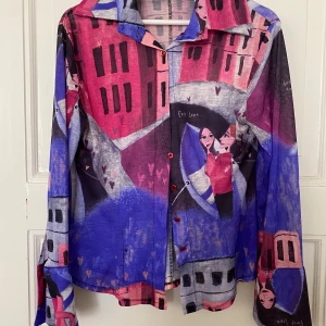 Genomskinlig skjorta - Garderobsrensning pågår! 👗 Shoppa loss bland en massa fina plagg. Kika in på min sida, så kanske du hittar något mer du gillar!  Har du frågor om ett plagg? Tveka inte att höra av dig!  (OBS: Kan tyvärr inte ta bilder med plaggen på.)