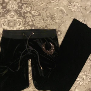 Svarta velourbyxor från Bebe - As snygga velour mjukis från bebe🎀🫶
