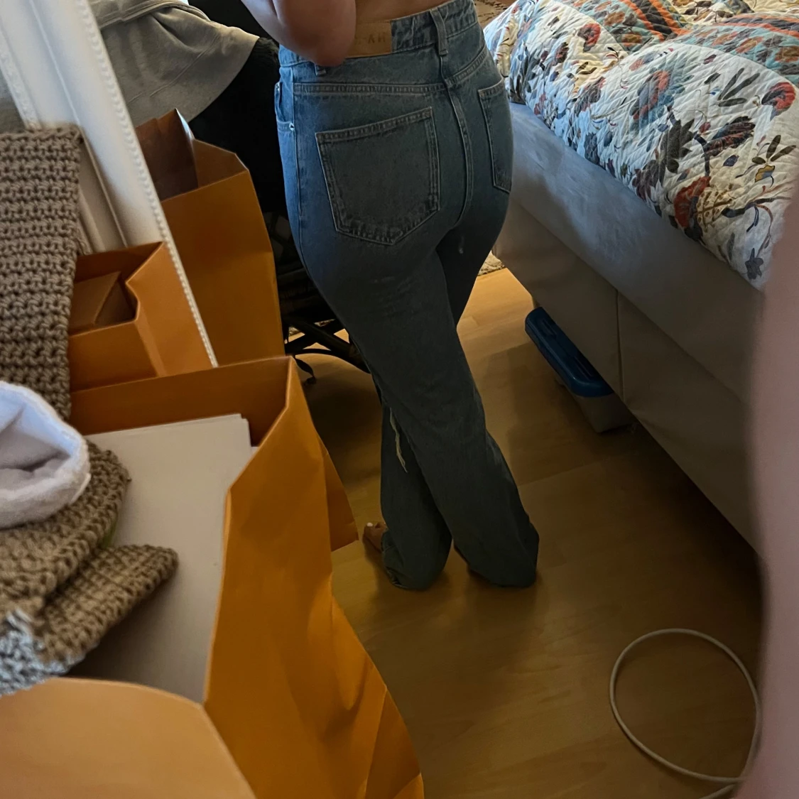 Blå raka jeans med slitna knän från NA-KD - 2