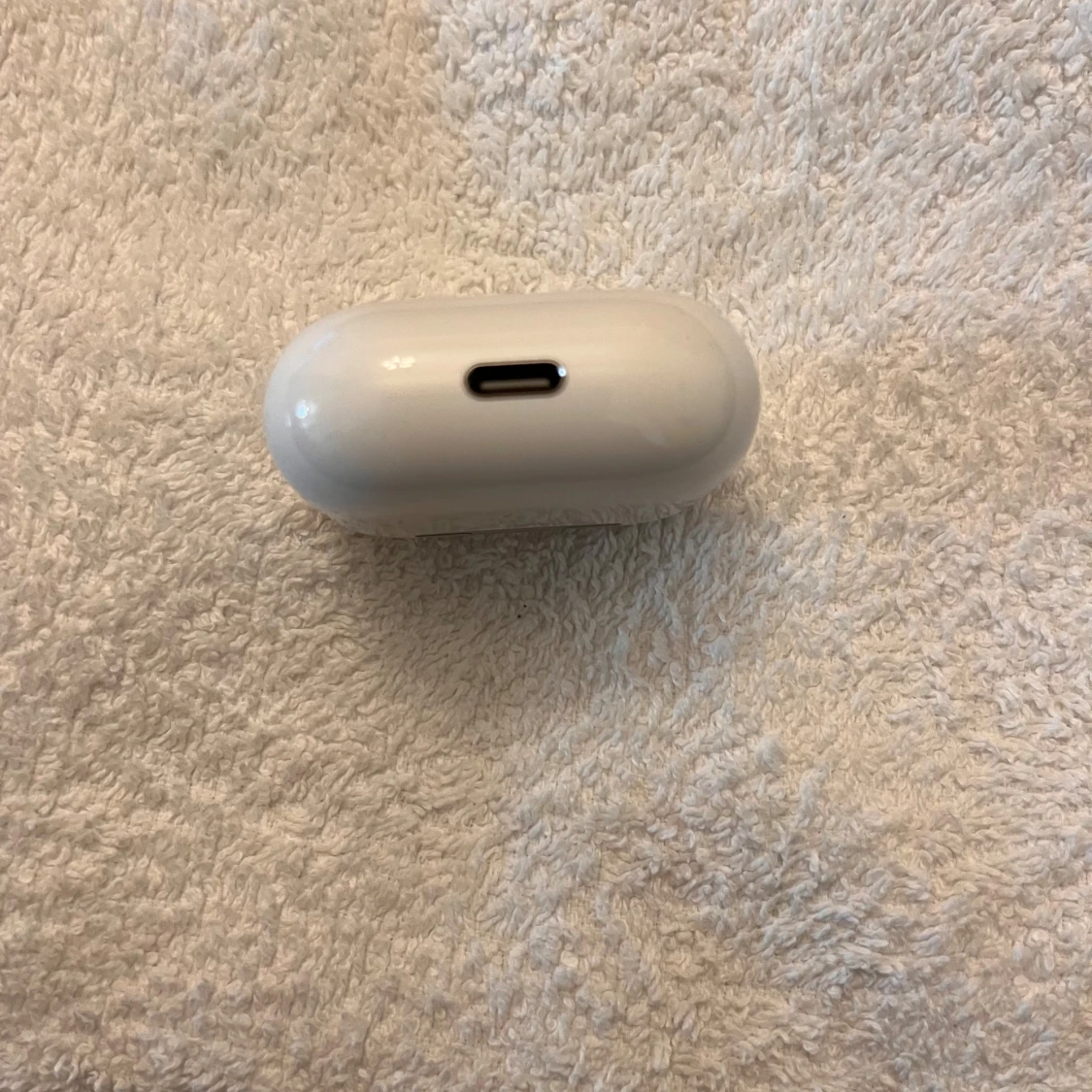 Vit laddningsetui till trådlösa hörlurar - 3