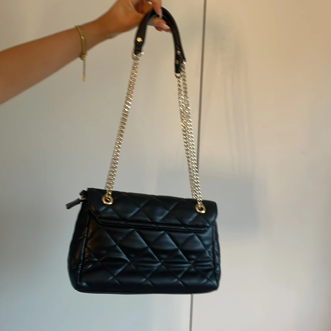 Svart quiltad axelväska från Valentino - 1