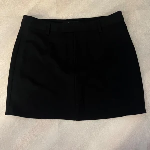 Svart kortkjol från BikBok - Svart kostymkjol från BikBok. Aldrig använd. Storlek 42