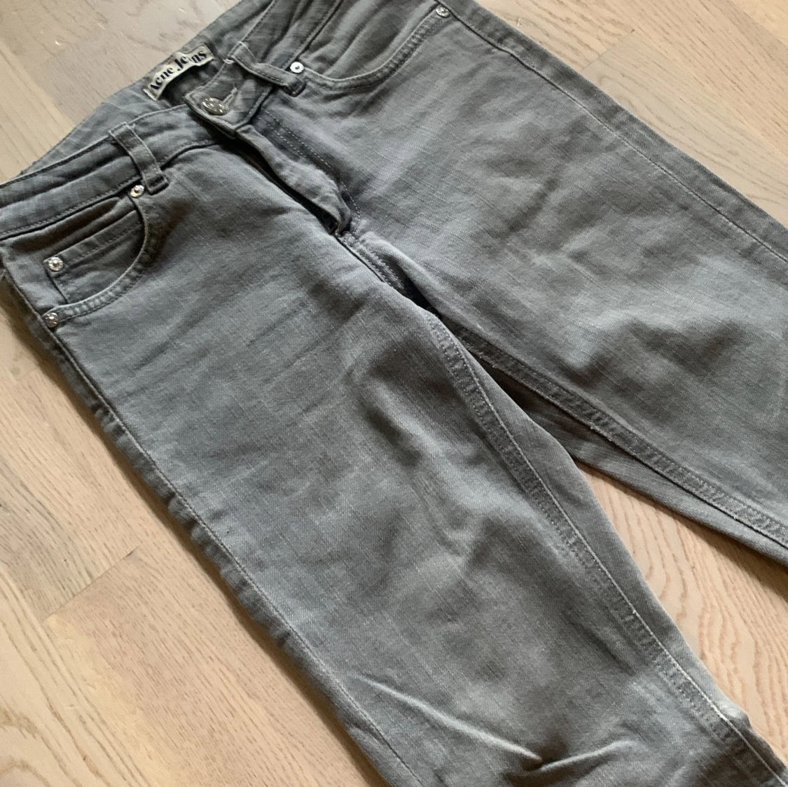 Grå jeansbyxor från Acne Jeans storlek 26 32 - 2