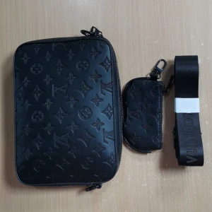 Lv duo messenger - Säljer nu min lv duo messenger, som du kan se är den helt ny och jag gillar inte den typ av stilen så jag tänker sälja den för väldigt låg pris, kan även sänka vid snabbköp.