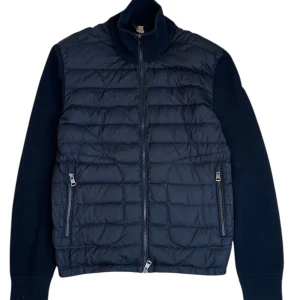 Moncler tricot cardigan  - Moncler tricot cardigan. Storlek L. Skick 9/10 super bra! Pris 4490 kr. Finns att köpa på Fashionels.com våran hemsida.