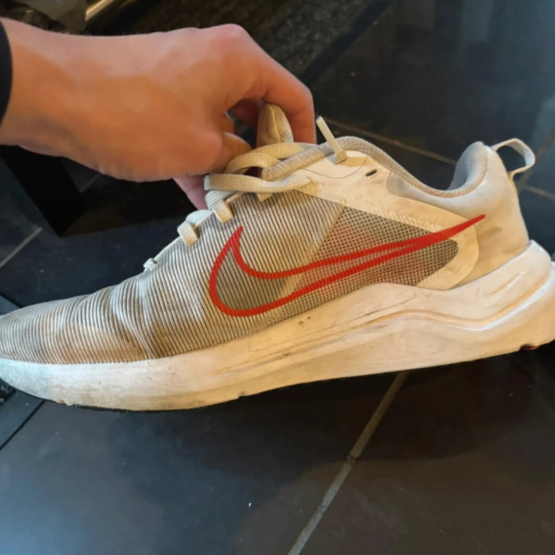 Vita Nike sneakers med röd swoosh - 2