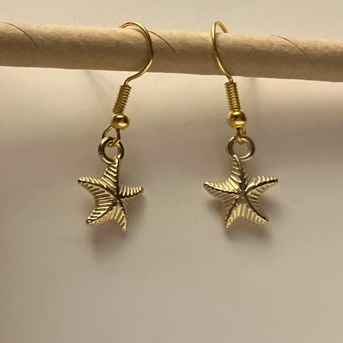 Guldiga örhängen med sjöstjärnor boho  - 1