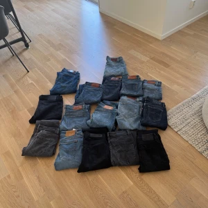 Mörkblå jeansbyxor - Säljer ett par mörkblå jeansbyxor med klassisk femficksdesign och smal passform. Jeansen har normal midja och är tillverkade i ett slitstarkt denimtyg. Perfekta för en stilren och avslappnad look. 16 par jeans och ett par skor!