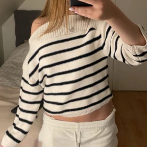 Randig tröja  - Super snygg tröja som man kan styla på olika sätt! Helt ny och inte använt än! 💗