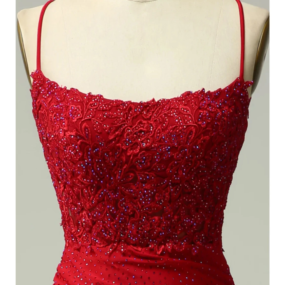 Röd långklänning med öppen rygg - 3