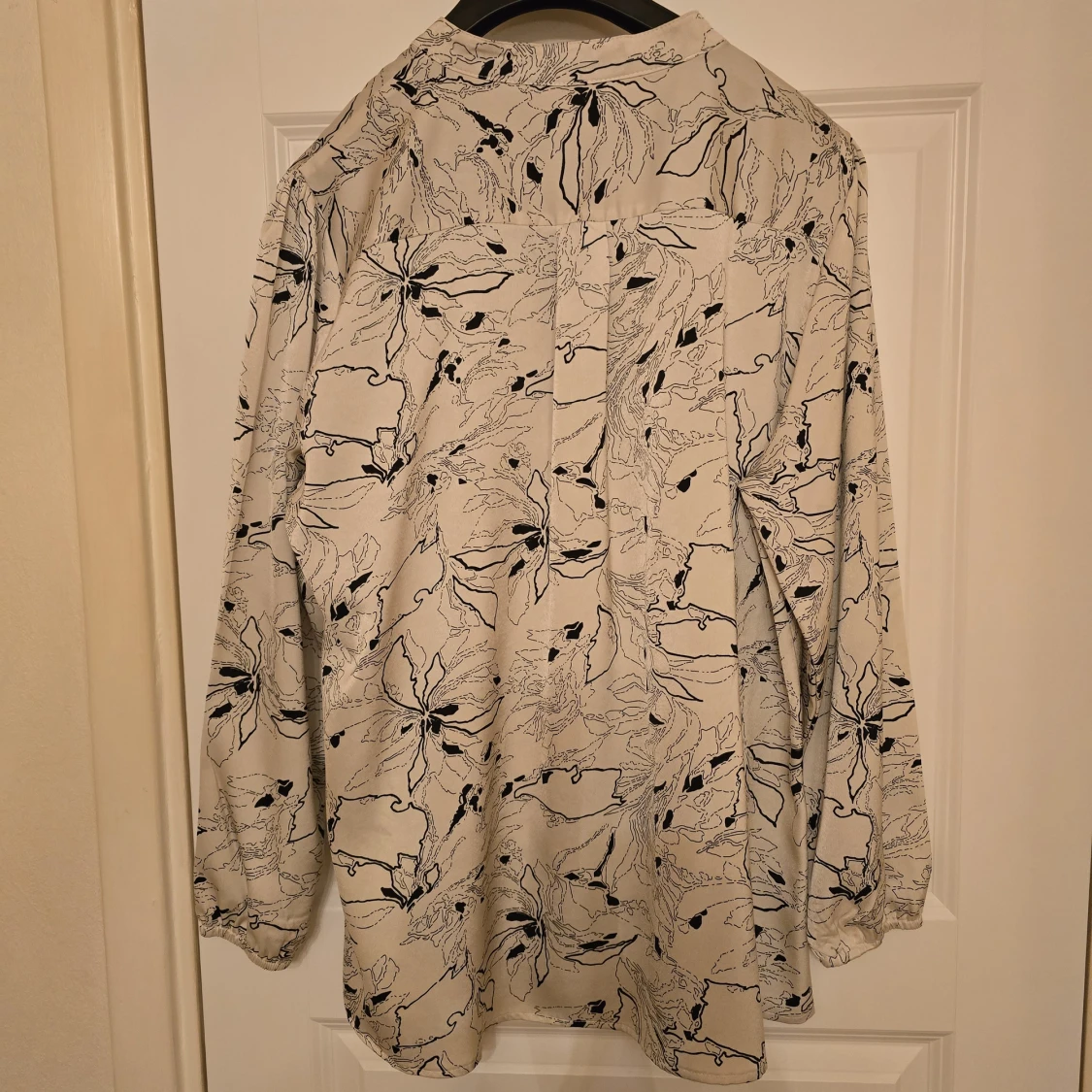 Vit blus med svart blommigt mönster - 1