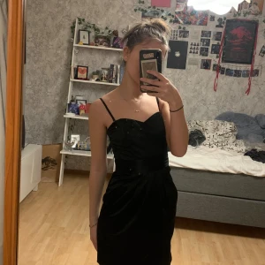 svart klänning - en svart klänning med fickor som är använd en gång men som är köpt på sellpy