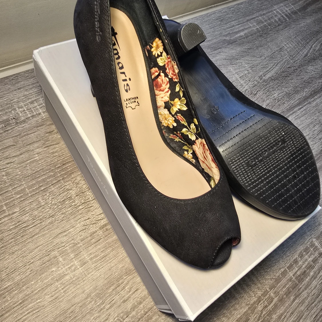 Svarta pumps med blommigt foder från Tamaris - 4