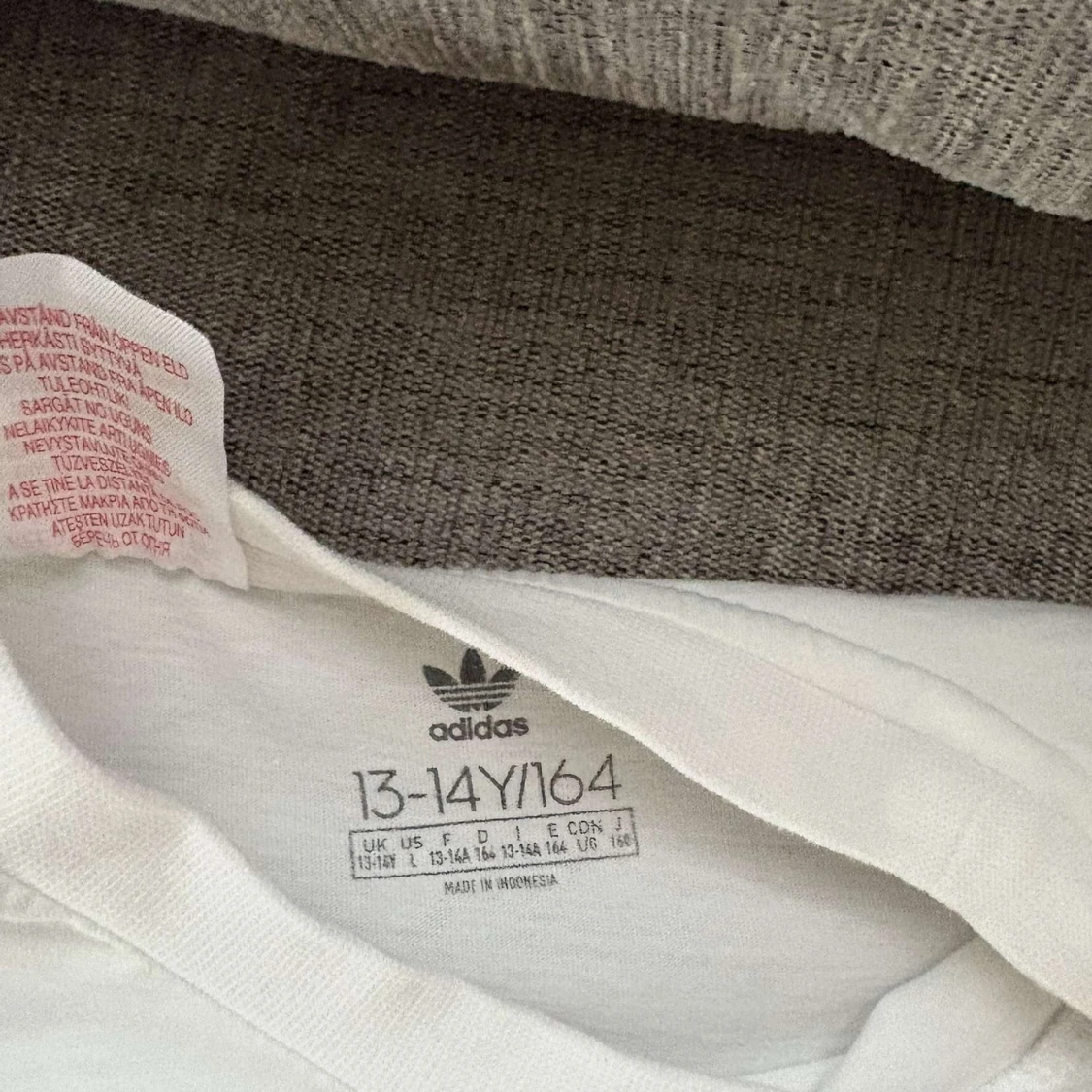 Vit t-shirt från Adidas med grafiskt tryck - 1