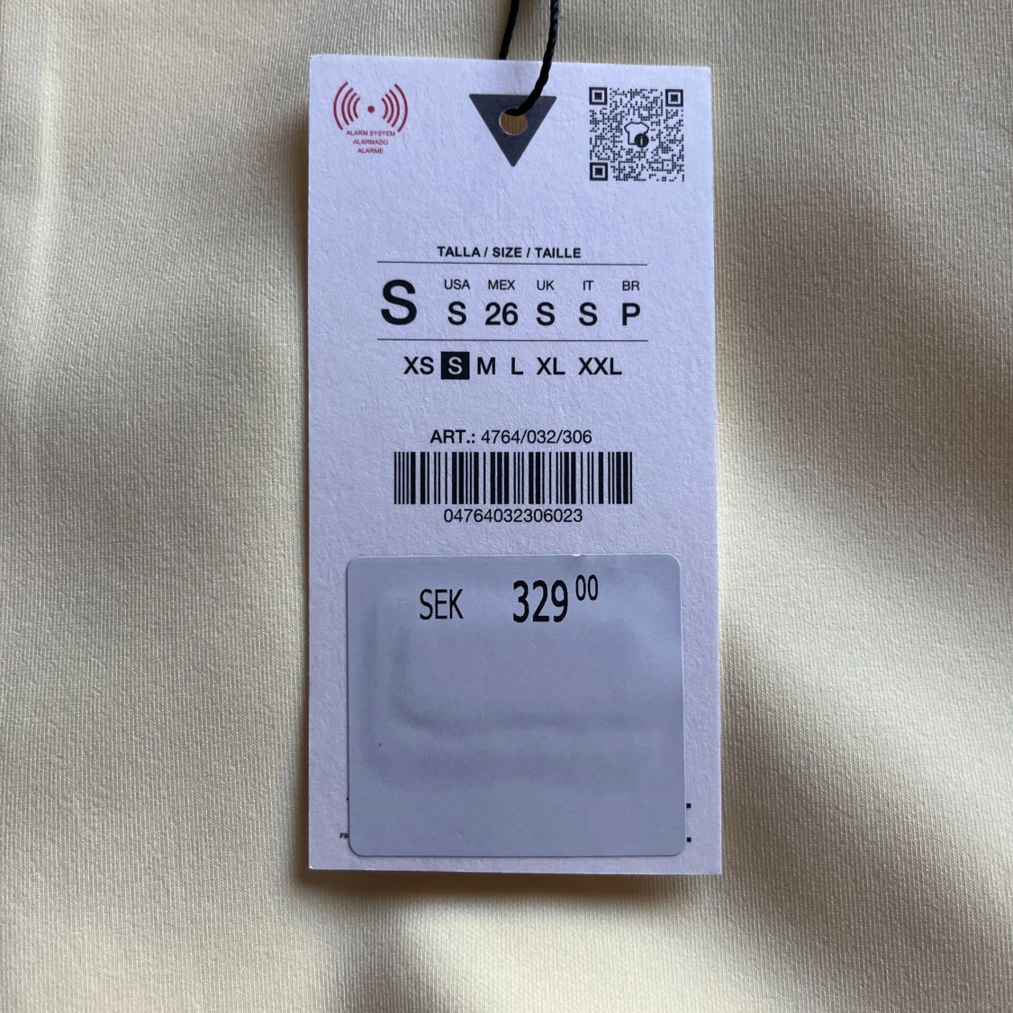 Ljusgul topp med rosetter på axelbanden - 2