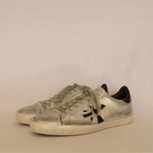 Premiata sneakers  - PREMIATA SNEAKERS  Storlek : 43  Passform : Normal  Användning : Skorna är i fint skick utan defekter  Nypris : Cirka 2500 SEK 