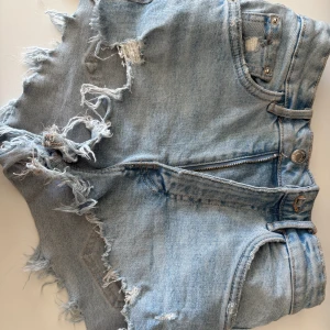 Shorts från Zara - Säljer ett par ljusblå jeansshorts som har använts 2 gånger. Från Zara! Köpa för 399kr. Passar S