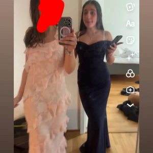 Ljusrosa långklänning med volanger - Säljer en balklänning pga köpte en annan. Säljer billigt för vill bli av me den. Helt ny