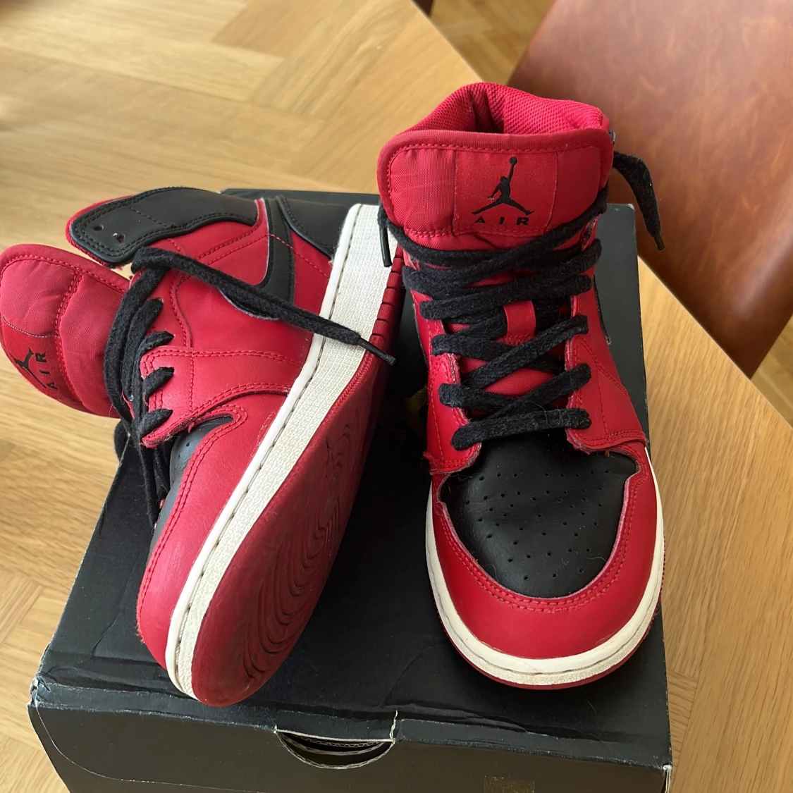 Air jordan 1 Mid röda / svarta  - 1